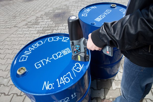 EBS大字符手持式噴碼機是如何在油漆桶化工領域提供標識解決方案？